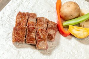 京都・河原町で旨い肉を食らう！ 火入れとともに、 旨みを引き […]